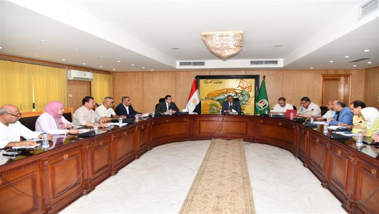 محافظ الفيوم يراجع تنفيذ مشروعات الخطة الاستثمارية