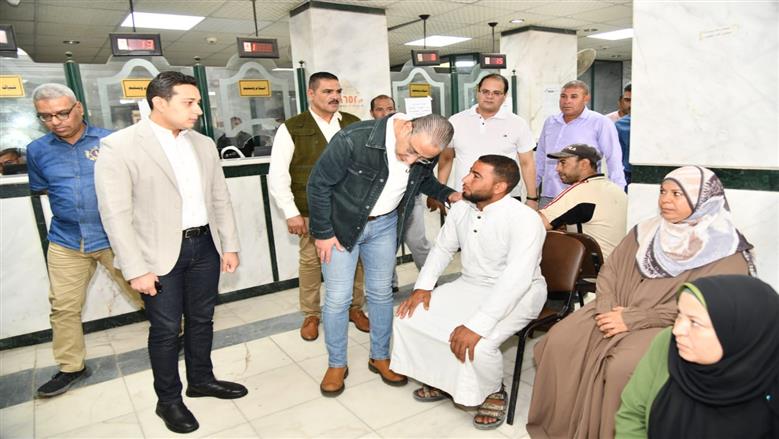 محافظ الفيوم أثناء سماع شكوى المواطنين