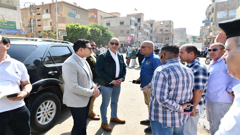محافظ الفيوم أثناء سماع شكوى المواطنين