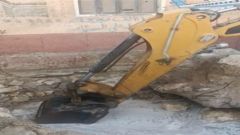 إصلاح كسور خطوط مياه بمحافظات القناة
