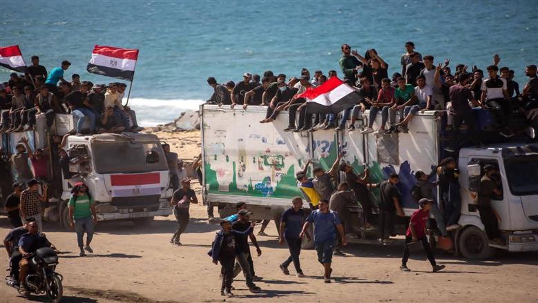 في مظاهرة حب.. غزاوية يشيدون باللجنة المصرية المجانية لنقل العالقين: توفر 3 آلاف شيكل لكل أسرة