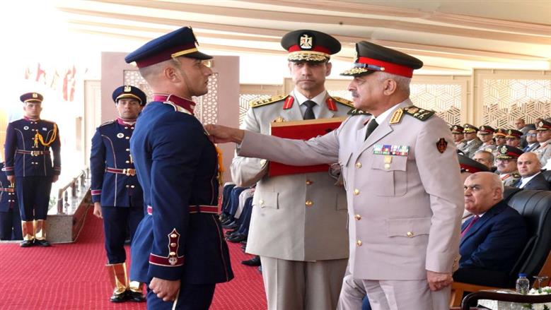 وزير الدفاع يشهد حفل تخرج دفعات جديدة من الكليات العسكرية  