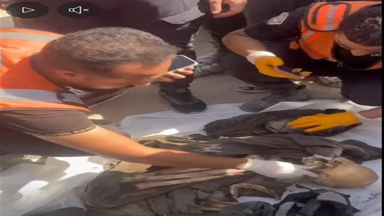 «جاكيت» تحت الأنقاض ينهي انتظار 6 أشهر.. لحظة مفجعة لرجل دفاع مدني في غزة (فيديو)
