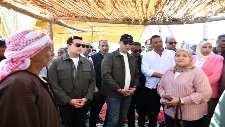 محافظ الفيوم يحضر مزاد أسماك وجمبري على ضفاف بحيرة قارون