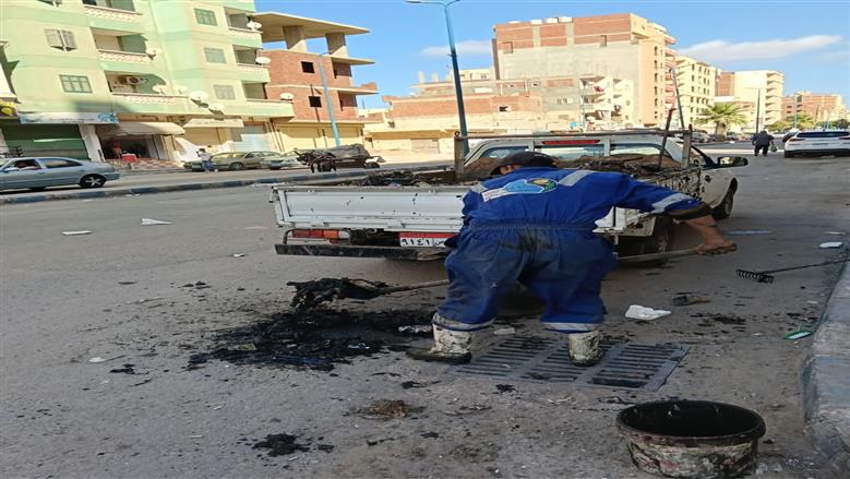 خلال أعمال تطهير شنايش شبكة صرف مياه الأمطار في مدينة مرسى مطروح