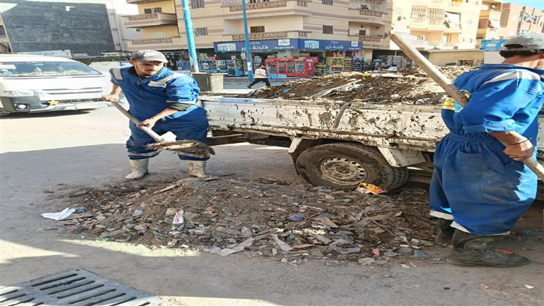خلال أعمال تطهير شنايش شبكة صرف مياه الأمطار في مدينة مرسى مطروح