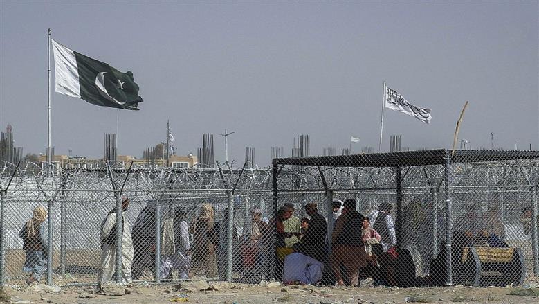اشتباكات عنيفة على طول الحدود بين باكستان وأفغانستان