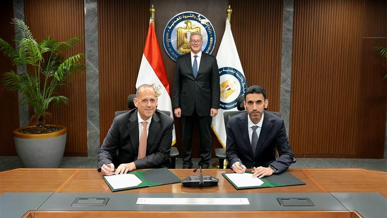 وزير البترول يوقع حفر 5 آبار غاز جديدة بالبحر المتوسط