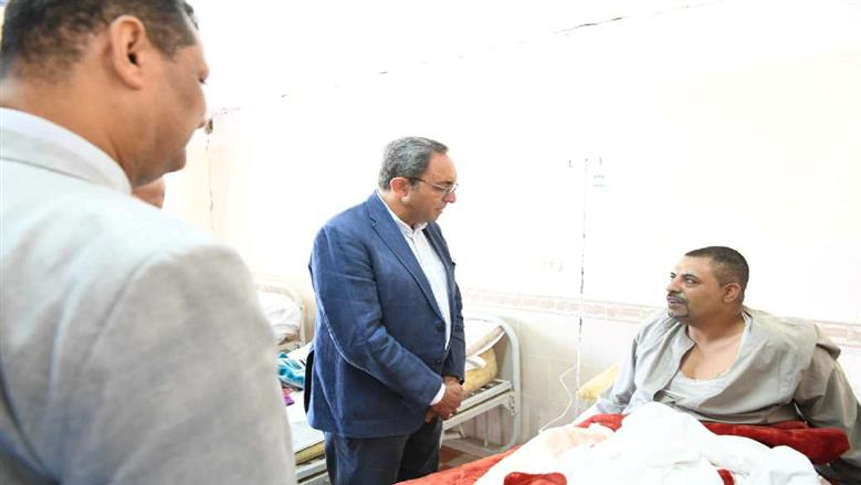 محافظ قنا يزور عمال مجمع ألومنيوم نجع حمادي