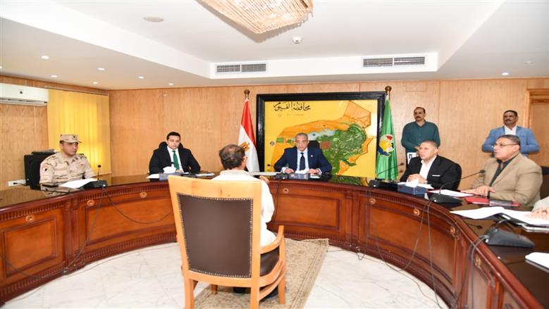 محافظ الفيوم أثناء سماعه شكاوى المواطنين