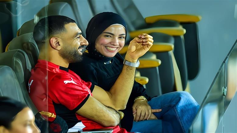 ماجي تخطف الأنظار من جديد.. سر  صور ظهرت فيها زوجة محمد صلاح بقميص المنتخب