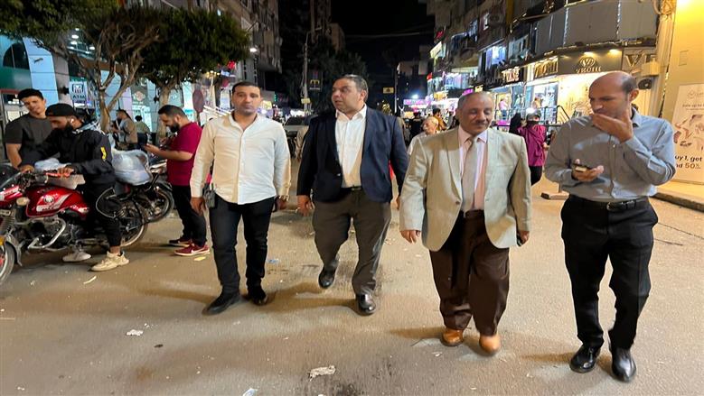 حملة لإزالة إشغالات شوارع مصر الجديدة ومتابعة مواعيد غلق المحلات «صور»