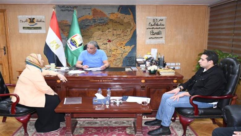 محافظ الفيوم أثناء لقاءه بالنواب