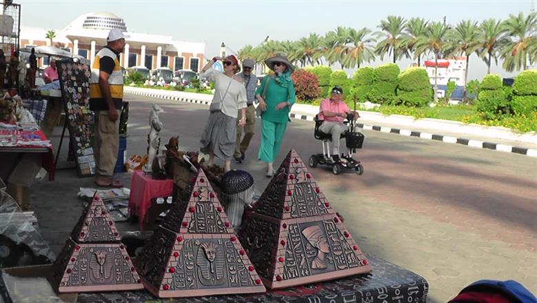 استقبال للسائحين في ميناء الإسكندرية