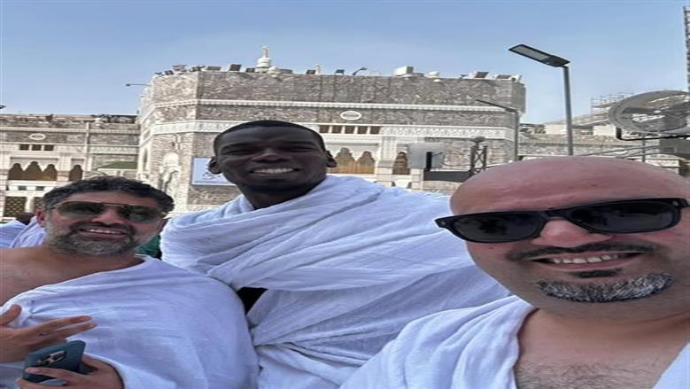 بول بوجبا ينشر صوره أثناء أداء مناسك العمرة