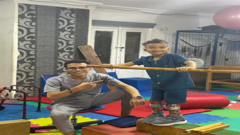 الدكتور يوسف محمد والطفل مهاب