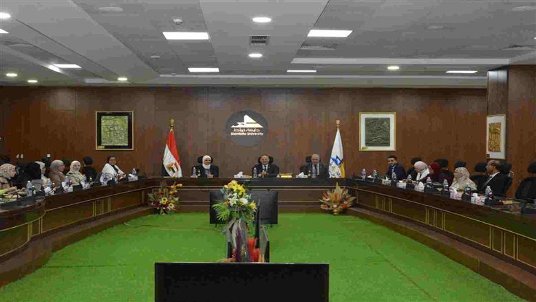 رئيس جامعة دمياط يستقبل فريق جائزة مصر للتميز الحكومي ت