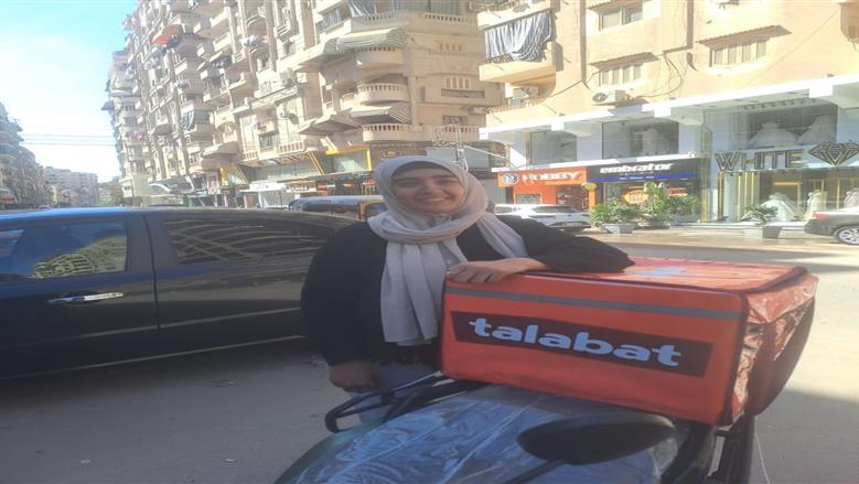 بعد 7 سنوات من العمل في البرمجة.. «مريم» تجوب شوارع المحلة لتوصيل الطلبات