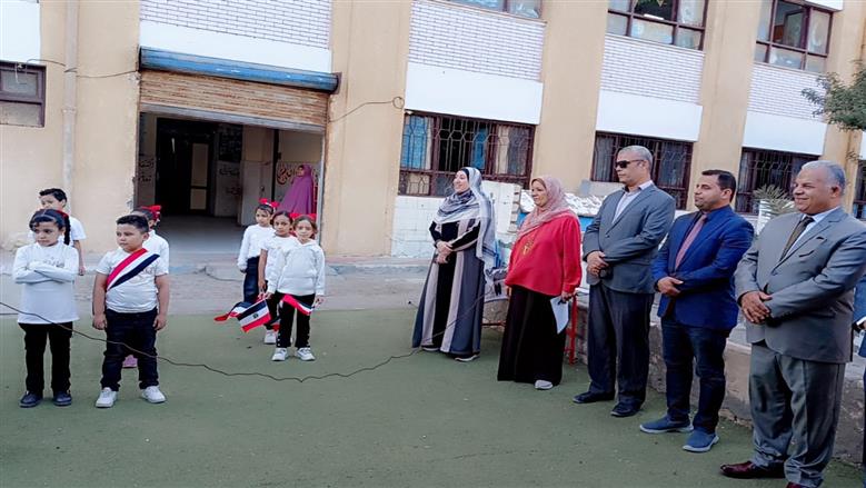 وكيل الوزارة أثناء حضور طابور الصباح