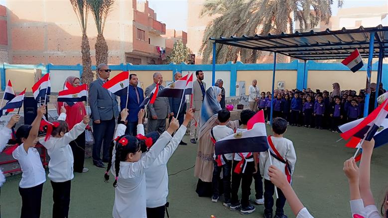 وكيل الوزارة أثناء حضور طابور الصباح