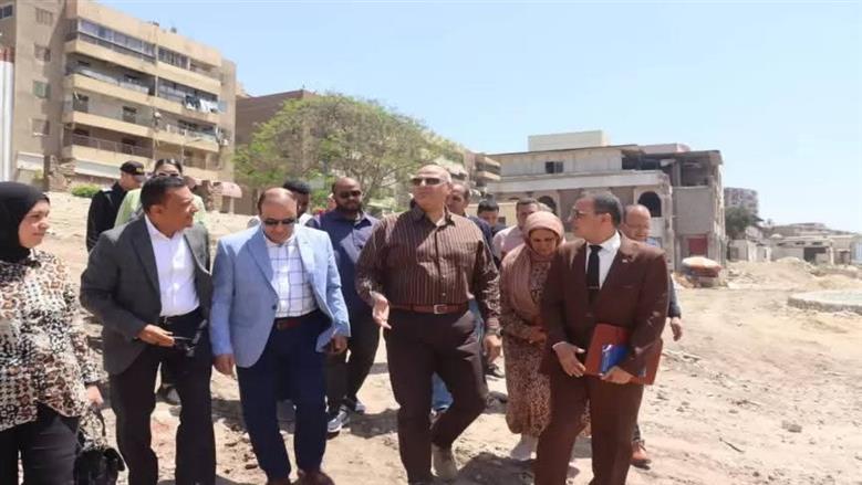محافظ القليوبية خلال متابعة مشروع ممشي أهل مصر 