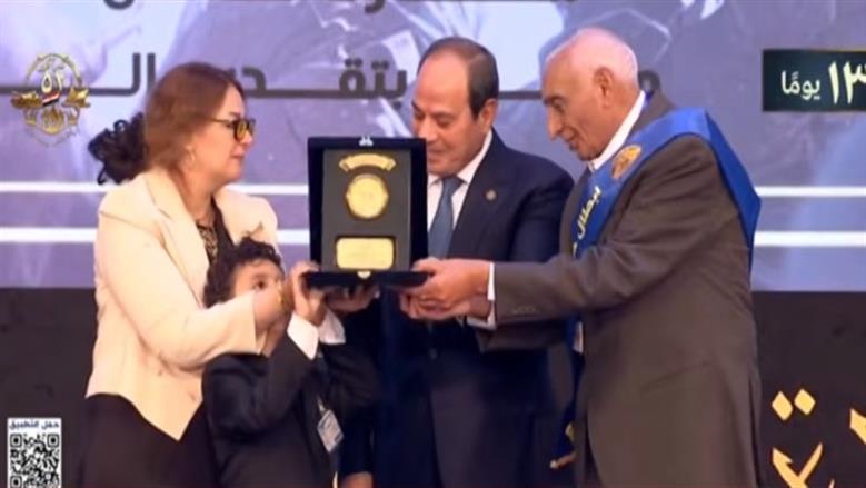 كرم الرئيس السيسي عدد من أبطال حرب أكتوبر