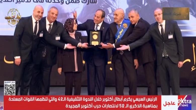 كرم الرئيس السيسي عدد من أبطال حرب أكتوبر