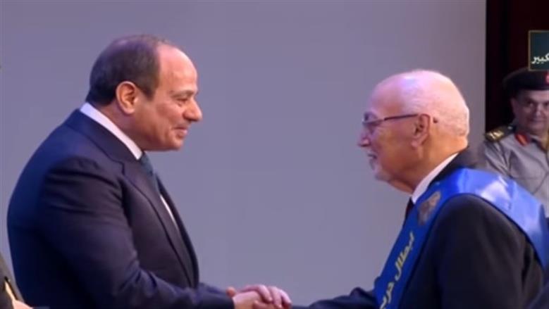 الرئيس السيسي يكرم عدد من أبطال حرب أكتوبر