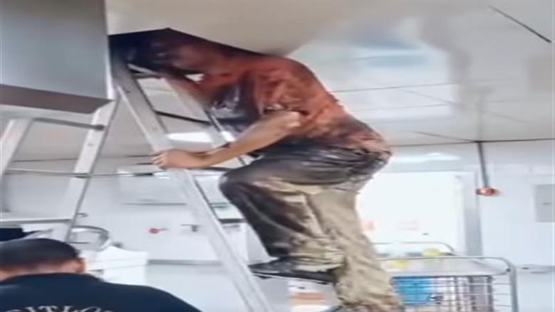 «أبو القاسم».. 20 عاما من العمل بتنظيف «مداخن الشوي»: «في رقبتي 4 بنات»