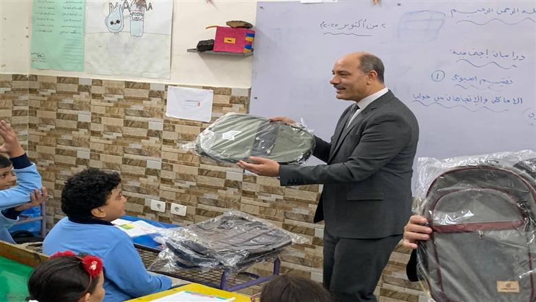 توزيع حقائب مدرسية في الإسكندرية 