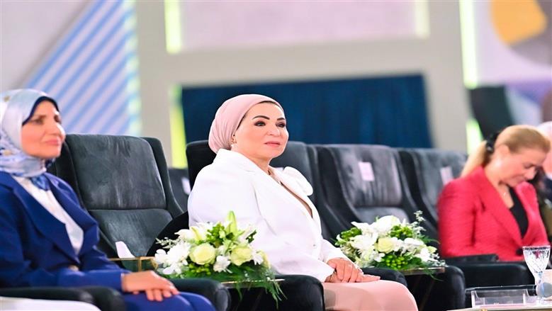 سيدة مصر الأولى مع طلاب فعالية «فني وأفتخر»