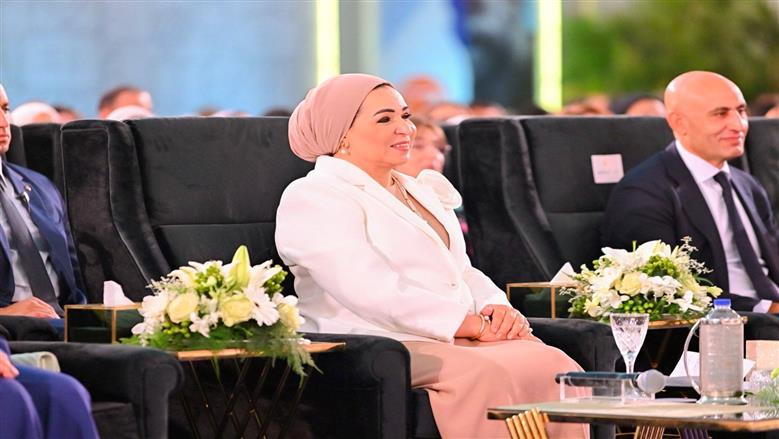 سيدة مصر الأولى مع طلاب فعالية «فني وأفتخر»