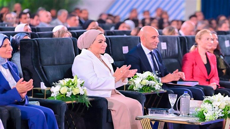 سيدة مصر الأولى مع طلاب فعالية «فني وأفتخر»