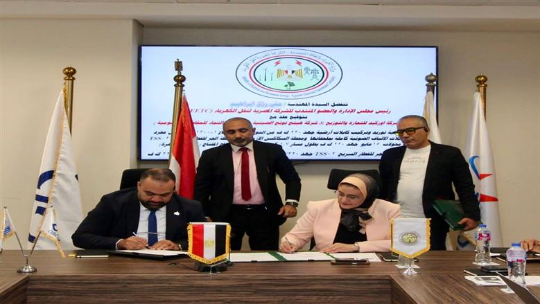 رئيس المصرية لنقل الكهرباء خلال توقيع العقود