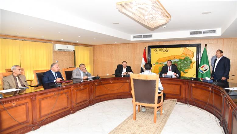 محافظ الفيوم يستمع لشكاوى المواطنين
