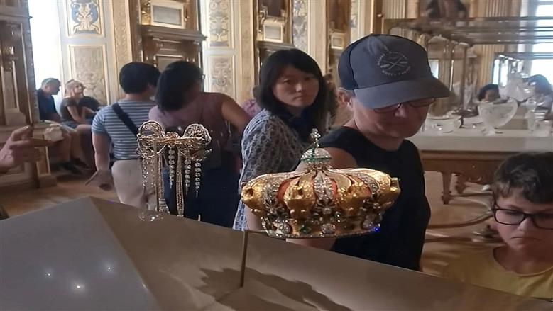 سر الـ7 دقائق.. خبير أمن سيبراني يكشف تفاصيل سرقة مجوهرات نابليون من اللوفر