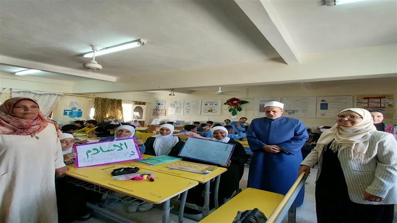 خلال فعاليات معرض الأنشطة الفنية لطلاب الأزهر الشريف بحضور رئيس منطقة مطروح الأزهرية بمعهد مطروح الازهرى