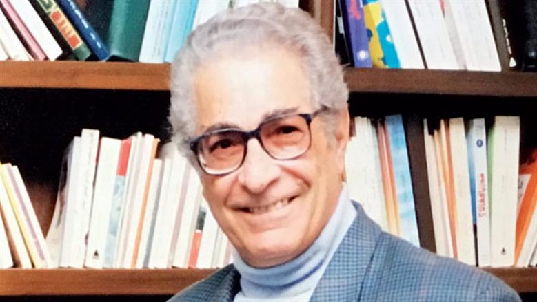 قصة رحلة بكى في نهايتها القلم.. أنيس منصور صاحب «مواقف» ترك «بلاد الله لخلق الله»