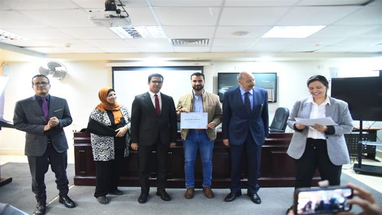 خلال تسليم نائب محافظ مطروح شهادات اجتياز الدورة التدريبية في حقوق الإنسان للمتميزين بالدورة بمكتبة مصر العلمة