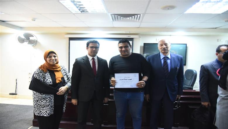 خلال تسليم نائب محافظ مطروح شهادات اجتياز الدورة التدريبية في حقوق الإنسان للمتميزين بالدورة بمكتبة مصر العلمة