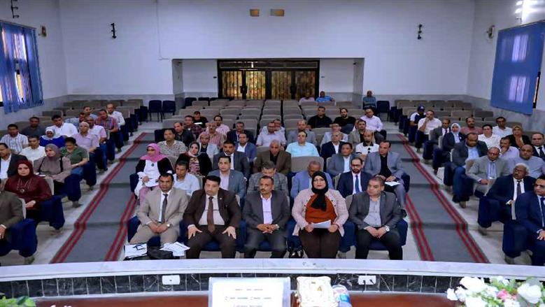 9 توجيهات مهمة من محافظ سوهاج خلال اجتماع اليوم.. منها مد فترة التصالح