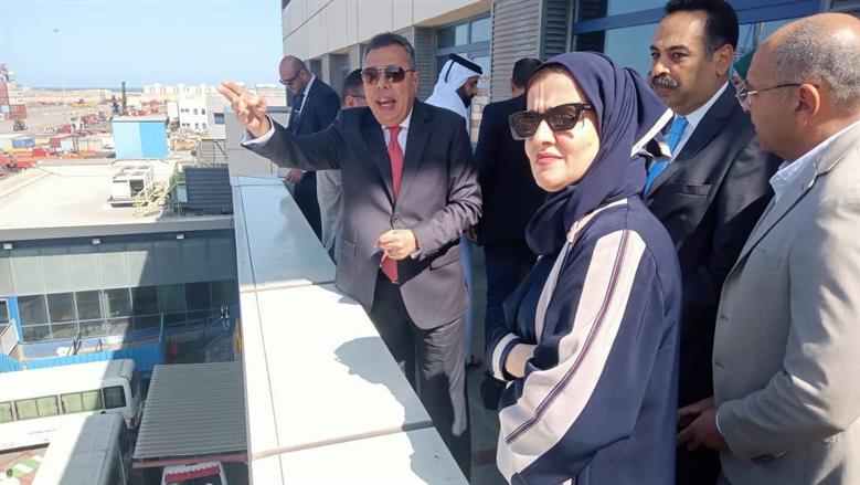 استقبال سفينة مساعدات لاهالى غزة