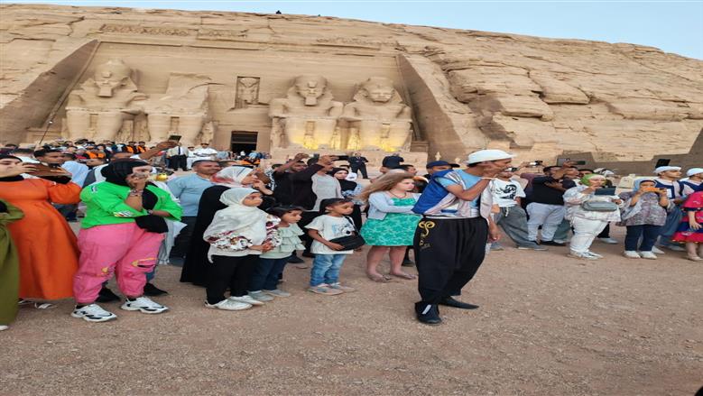 كريستينا الإسبانية بعد تعامد الشمس: «مصر أجمل بلاد العالم.. وأجمل ما فيها أسوان»