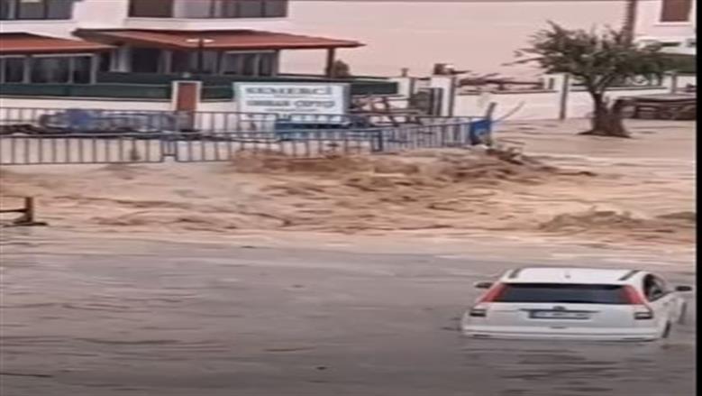 اللحظات الأولى من فيضانات منطقة فوجا في ولاية إزمير بتركيا.. المنازل غرقت