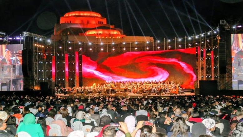 ياسر سليمان يشدو بأغنية كعب الغزال في حفل مهرجان الموسيقى العربية