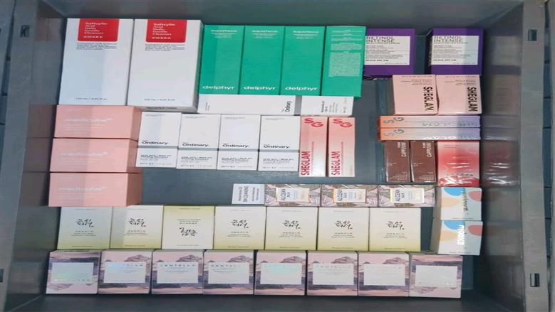 جمارك مطار الإسكندرية تحبط محاولة تهريب هواتف محمولة وأدوية ومستحضرات تجميل