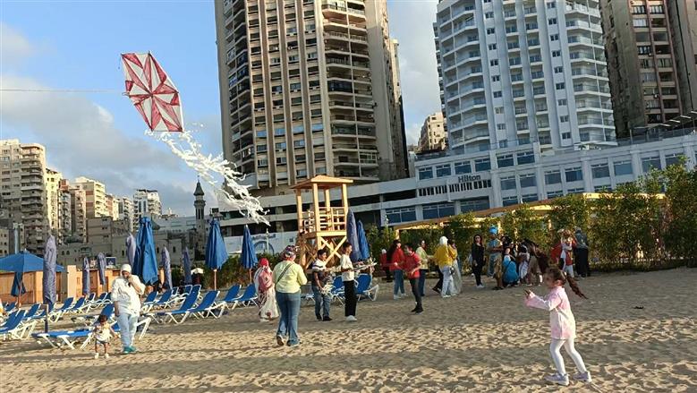 اطلاق طائرات ورقية على شواطئ الإسكندرية