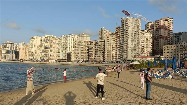 اطلاق طائرات ورقية على شواطئ الإسكندرية