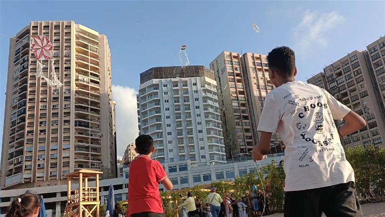 اطلاق طائرات ورقية على شواطئ الإسكندرية