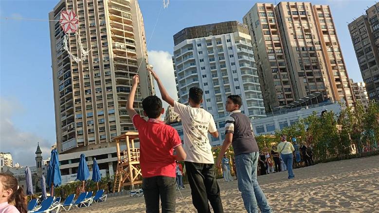 اطلاق طائرات ورقية على شواطئ الإسكندرية